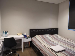 Room with king-size bed close to Melbourne CBD & Southern Cross Station